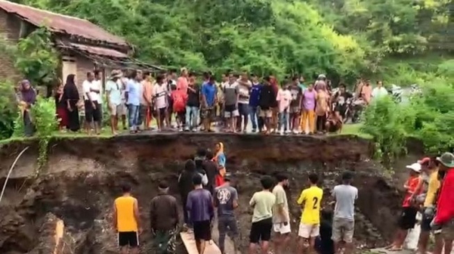 Banjir Dan Tanah Longsor di Bima, Gedung Sekolah Ambruk, Rumah Terbawa Arus