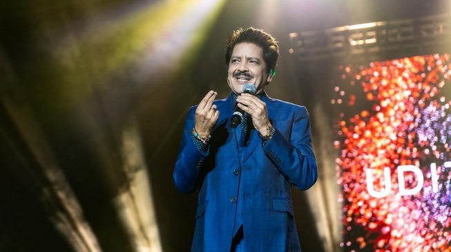 Cium Bibir Penggemar, Udit Narayan Kena Hujat Warganet