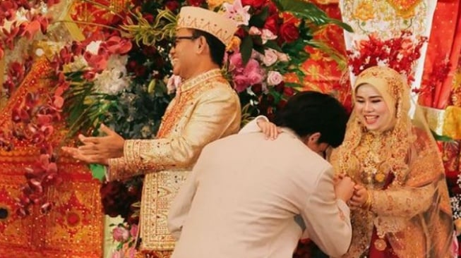 Interaksi Atta Halilintar dengan keluarga Haji Faisal di pesta nikah Frans Faisal (Instagram/@attahalilintar)