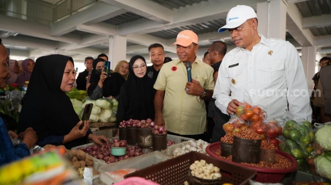 Penjabat Gubernur Sulsel, Prof. Fadjry Djufry, dan Bupati Bulukumba, Andi Muchtar Ali Yusuf turun langsung meninjau revitalisasi Pasar Sentral Bulukumba, Senin 3 Februari 2025 [SuaraSulsel.id/Humas Pemprov Sulsel] 