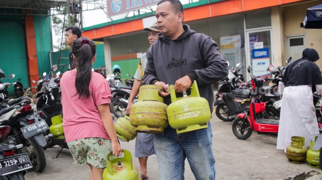 Warga antre untuk membeli gas LPG 3 kilogram di salah satu agen penjualan di Ciputat, Tangerang Selatan, Banten, Selasa (4/2/2025). [Suara.com/Alfian Winanto]