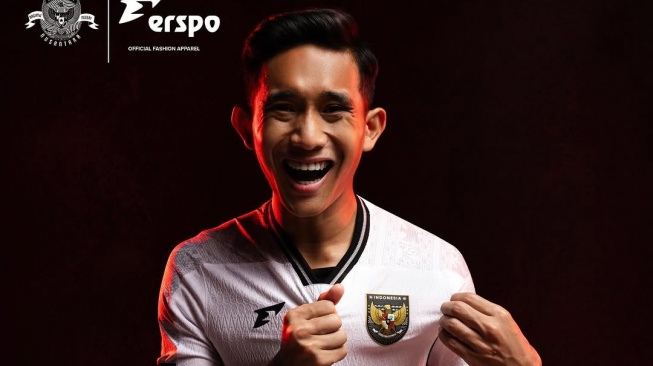 Rizky Ridho memakai jersey tandang terbaru Timnas Indonesia garapan Erspo. [Dok. Ig/erspo.official]