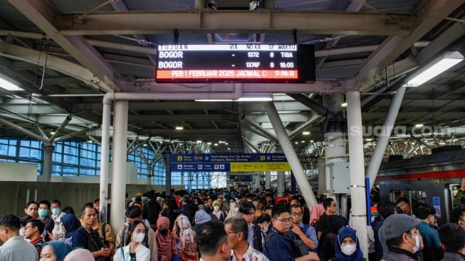 Para penumpang menunggu kedatangan kereta Commuterline di Stasiun Manggarai, Jakarta, Selasa (4/2/2025). [Suara.com/Alfian Winanto]