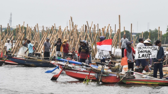 Sejumlah nelayan melakukan aksi protes menuntut pembongkaran pagar laut pesisir Tarumajaya, Desa Segarajaya, Kabupaten Bekasi, Selasa (4/2/2025). [ANTARA FOTO/Fakhri Hermansyah/YU]