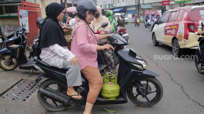 Warga antre untuk membeli gas LPG 3 kilogram di salah satu agen penjualan di Ciputat, Tangerang Selatan, Banten, Selasa (4/2/2025). [Suara.com/Alfian Winanto]