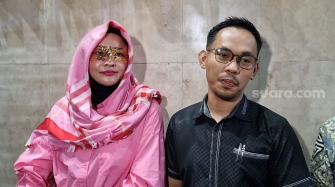 Dokter Detektif atau Doktif dan kuasa hukumnya, Haryadi Harding di Mapolda Metro Jaya, Jakarta, Selasa (4/2/2025) [Suara.com/Adiyoga Priyambodo]