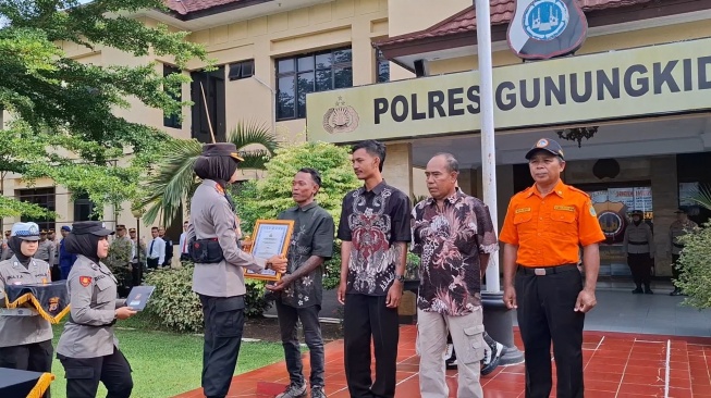 Cerita Menyentuh Nelayan Pantai Drini Selamatkan Siswa SMPN 7 Mojokerto hingga Terima Penghargaan