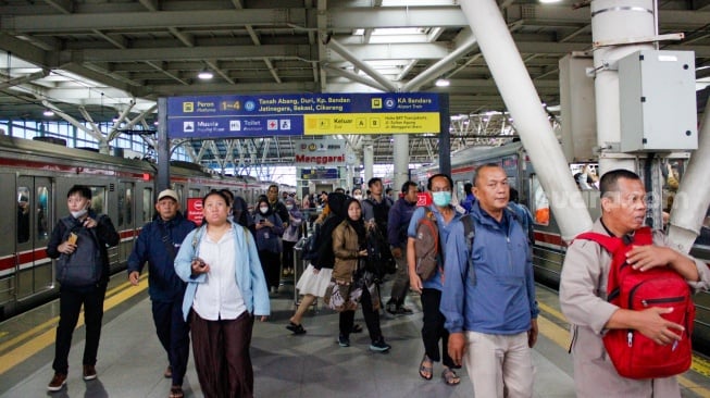 Para penumpang menunggu kedatangan kereta Commuterline di Stasiun Manggarai, Jakarta, Selasa (4/2/2025). [Suara.com/Alfian Winanto]