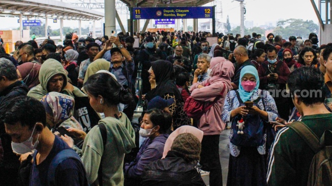 Para penumpang menunggu kedatangan kereta Commuterline di Stasiun Manggarai, Jakarta, Selasa (4/2/2025). [Suara.com/Alfian Winanto]