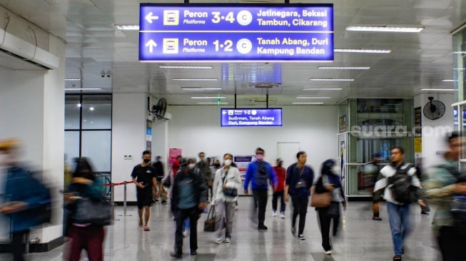 Penumpang berjalan menuju peron di Stasiun Manggarai, Jakarta, Selasa (4/2/2025). [Suara.com/Alfian Winanto]