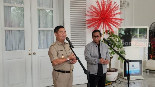 Pramono Cek Kantor Baru Sembari Makan Siang, Balai Kota DKI Langsung Disulap Ornamen Serba Merah!