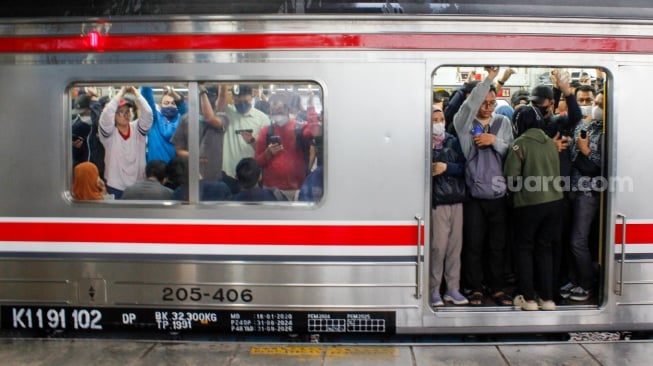 Penumpang menaiki kereta Commuterline di Stasiun Manggarai, Jakarta, Selasa (4/2/2025). [Suara.com/Alfian Winanto]