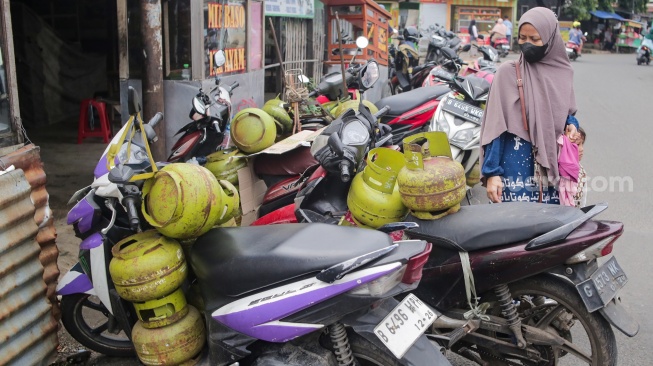 Warga antre untuk membeli gas LPG 3 kilogram di salah satu agen penjualan di Ciputat, Tangerang Selatan, Banten, Selasa (4/2/2025). [Suara.com/Alfian Winanto]