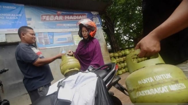 Warga menujukkan KTP-nya saat membeli LPG 3 kg di pangkalan LPG, di kawasan Pasar Rebo, Jakarta Timur, Selasa (2/1/2024). ANTARA FOTO/Indrianto Eko Suwarso/nz/aa.