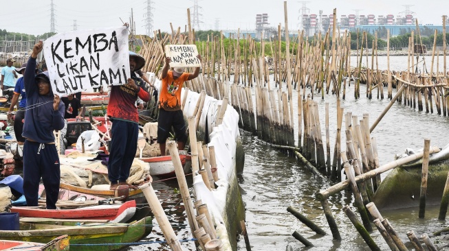 Sejumlah nelayan melakukan aksi protes menuntut pembongkaran pagar laut pesisir Tarumajaya, Desa Segarajaya, Kabupaten Bekasi, Selasa (4/2/2025). [ANTARA FOTO/Fakhri Hermansyah/YU]