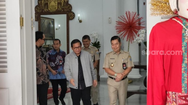 Gubernur DKI Jakarta terpilih, Pramono Anung disambut oleh Penjabat (Pj) Gubernur DKI Jakarta, Teguh Setyabudi dan jajaran saat meninjau kantor barunya di Balai Kota DKI Jakarta. (Suara.com/Fakhri)