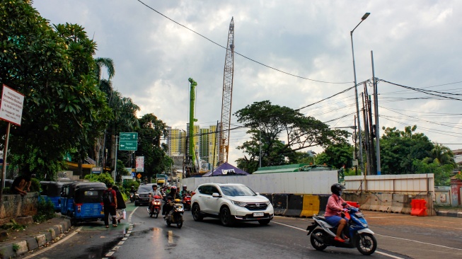 Kendaraan melintas saat penerapan rekayasa lalu lintas di kawasan Terminal Manggarai, Jakarta, Rabu (5/2/2025). [Suara.com/Alfian Winanto]