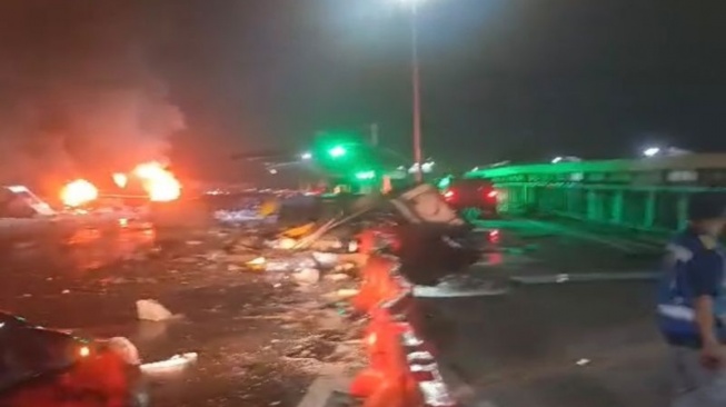 Tangkapan layar peristiwa kecelakaan di Gerbang Tol (GT) Ciawi 2, Rabu dini hari (5/2/2025). ANTARA/Harianto