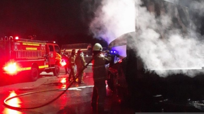 Petugas menangani lokasi kecelakaan di Gerbang Tol Ciawi, Kelurahan Katulampa, Kota Bogor, Jawa Barat, Rabu (5/2/2025). (ANTARA/HO-Damkar Kota Bogor)