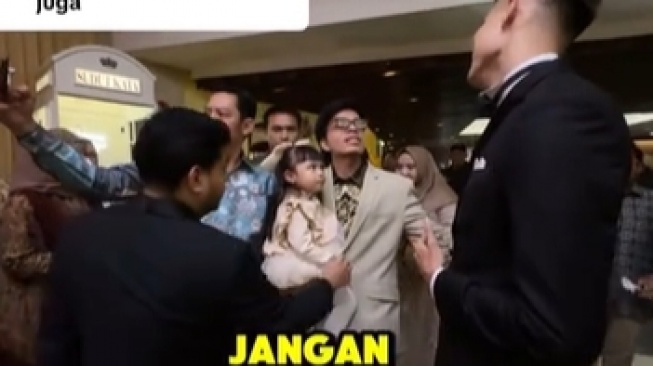 Interaksi Aisar Khaled dan Fadil Jaidi di pesta nikah Frans Faisal (TikTok/@unyil1204)