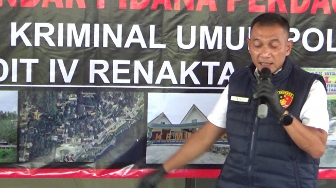 Ditreskrimum Polda Jawa Tengah menetapkan S alias Tini (44) sebagai tersangka dalam kasus TPPO di Obyek Wisata Gunung Kemukus, Sragen, Selasa (4/2/2025). (suara.com/Sigit AF)