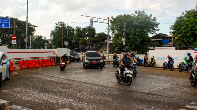 Kendaraan melintas saat penerapan rekayasa lalu lintas di kawasan Terminal Manggarai, Jakarta, Rabu (5/2/2025). [Suara.com/Alfian Winanto]