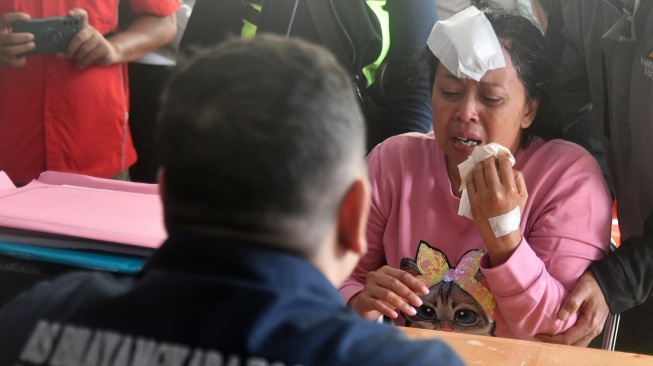 Korban luka-luka Sugiarti (kanan) menangis saat memberikan data suaminya yang meninggal dunia dalam kecelakaan di Gerbang Tol Ciawi 2 Bogor di Pos Ante Mortem DVI Polda Jabar, RSUD Ciawi, Bogor, Jawa Barat, Rabu (5/2/2025). Kecelakaan beruntun di Gerbang Tol Ciawi 2 KM 41+400 ruas tol Jagorawi arah Jakarta pada Selasa (4/2/2025) malam tersebut menewaskan delapan orang dan 11 orang luka-luka serta seluruh korban dievakuasi ke RSUD Ciawi, Bogor. ANTARA FOTO/Arif Firmansyah/nym. 