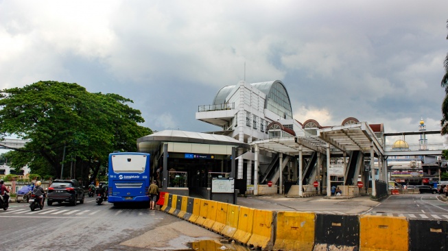 Kendaraan melintas saat penerapan rekayasa lalu lintas di kawasan Terminal Manggarai, Jakarta, Rabu (5/2/2025). [Suara.com/Alfian Winanto]