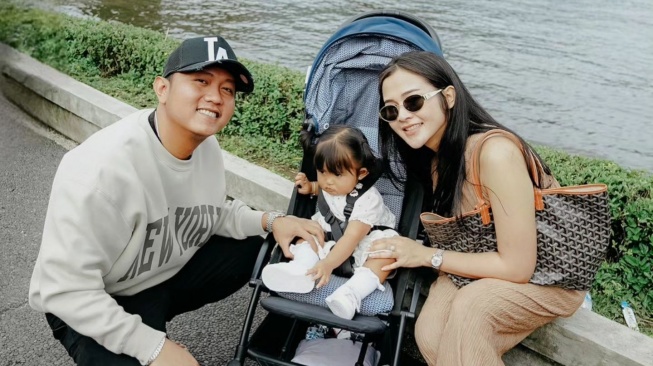 Momen liburan Denny Caknan, Bella Bonita dan Cunda di Bali. [Instagram]