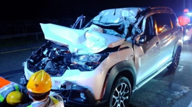 Suzuki Ertiga Tabrak Truk di Tol Jombang, Satu Tewas dan Tiga Luka Berat