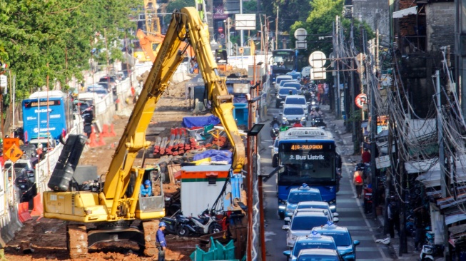 Kendaraan melintas saat penerapan rekayasa lalu lintas di kawasan Manggarai, Jakarta, Rabu (5/2/2025). [Suara.com/Alfian Winanto]