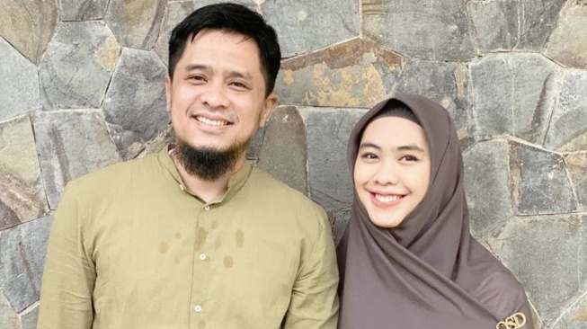 Dianjurkan ke Oki Setiana Dewi, Apa Hukum Posting Foto Mesra Bareng Suami?