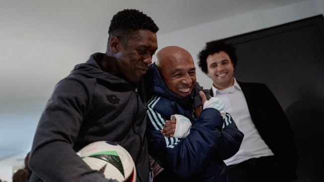 Legenda Ajax Simon Tahamata dipeluk Clarence Seedorf [Instagram]