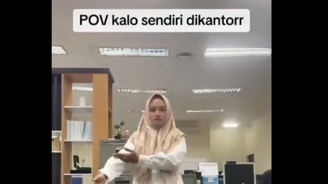 Video lawas eks Pegawai PT Timah Dwi Citra Weni pamer joget TikTok saat di kantor. (tangkapan layar/TikTok)