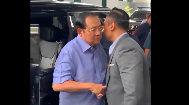 SBY Kunjungi Tempat Kerja AHY Gunakan Toyota Alphard, Publik: Habis Ini Ada yang ke Kantor Wapres Nih