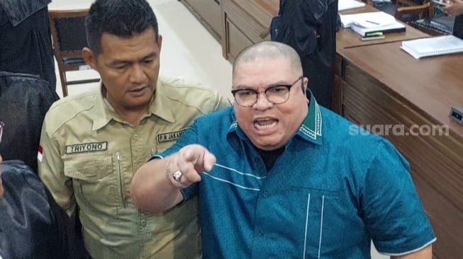 Pengacara Razman Arif Nasution Naik Meja saat Sidang Kasus Pencemaran Nama Baik