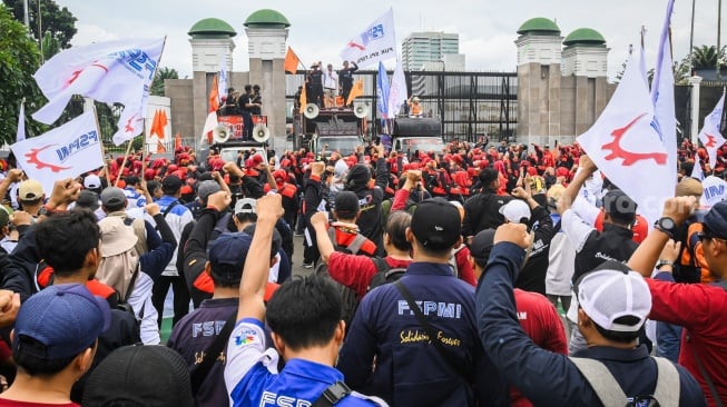 Buruh melakukan unjuk rasa di depan kompleks Parlemen, Senayan, Jakarta, Kamis (6/2/2025). [ANTARA FOTO/Sulthony Hasanuddin/nym]