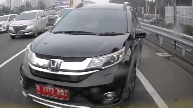 Heboh Mobil Pelat Merah Berlogo Ditjen PK Kemenkeu Ugal-ugalan di Tol, Celetukan Eks Penyidik KPK: Ngejar Koruptor?