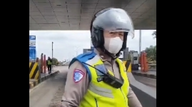 Viral Dicegat di Tol hingga Dituduh Bawa Sabu, Aksi Arogan Polisi Ini Bikin Anak Sopir Truk Nangis Ketakutan