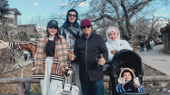 Gaya Liburan Fuji Bareng Keluarga ke Jepang: Tampil Stylish Pakai Jaket dan Scarf Burberry