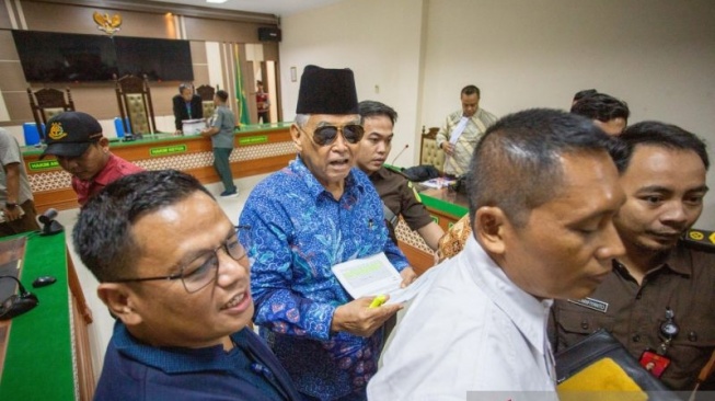 Panji Gumilang (mengenakan kemeja batik biru) saat meninggalkan ruang persidangan setelah menghadiri sidang perdana kasus TPPU di PN Indramayu, Jawa Barat, pada Kamis (23/1/2025). (ANTARA/Fathnur Rohman)