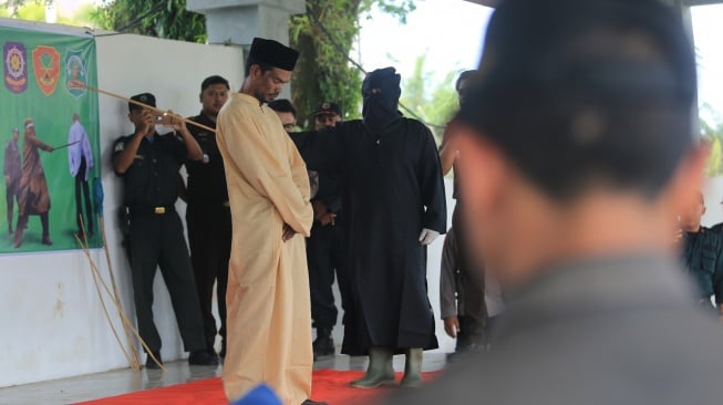 Terpidana pelanggar hukum syariat Islam menjalani hukuman (uqubat) cambuk di lapangan Teuku Umar Desa Suak Indrapuri, Johan Pahlawan, Aceh Barat, Aceh, Kamis (6/2/2025). [ANTARA FOTO/Syifa Yulinnas/foc]