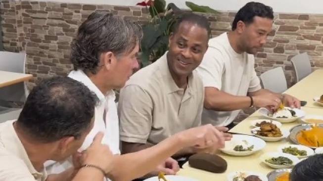 Ubur-ubur Ikan Lele, Patrick Kluivert Cs Lahap Makan Nasi Padang Le