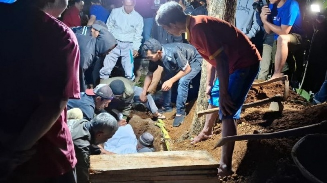 Pelayat Iringi Pemakaman Korban Kecelakaan Maut Gerbang Tol Ciawi di Kampung Sukasirna