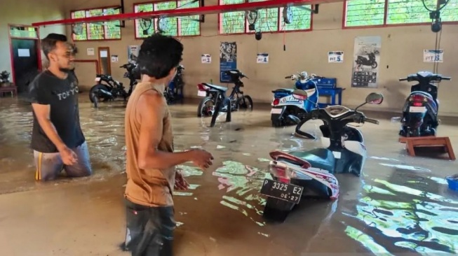 Situbondo Banjir, Jalan Utama Menuju Bali Terendam