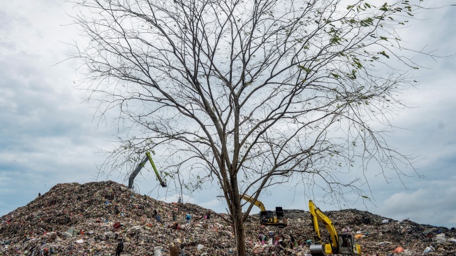 Sejumlah alat berat mengeruk sampah di Tempat Pembuangan Akhir (TPA) Jatiwaringin, Kabupaten Tangerang, Banten, Kamis (6/2/2025). [ANTARA FOTO/Putra M. Akbar/foc]