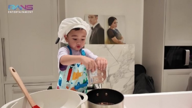 Rayyanza masak. (YouTube/Rans Entertainment)