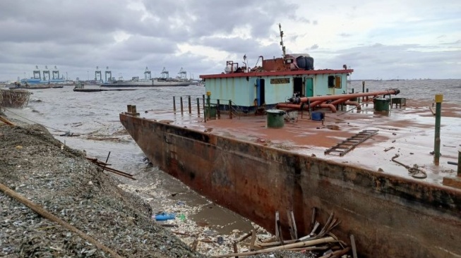 Kapal Tongkang Terdampar di Pantai Kalibaru Cilincing Akibat Angin Kencang