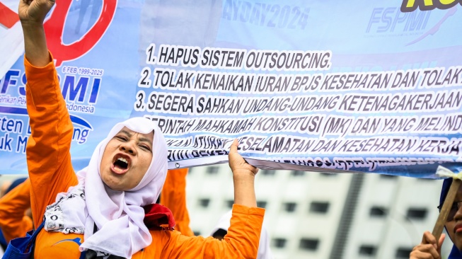 Sejumlah buruh melakukan unjuk rasa di depan kompleks Parlemen, Senayan, Jakarta, Kamis (6/2/2025). [ANTARA FOTO/Sulthony Hasanuddin/nym]