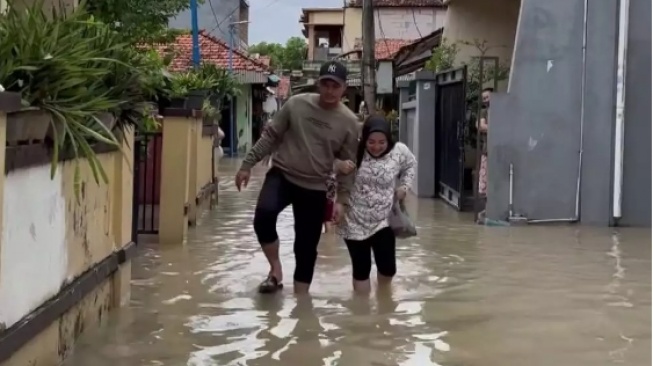 Fadel Islami tinjau lokasi banjir bersama sang istri, Musdalifah. [Instagram/fadelislami]